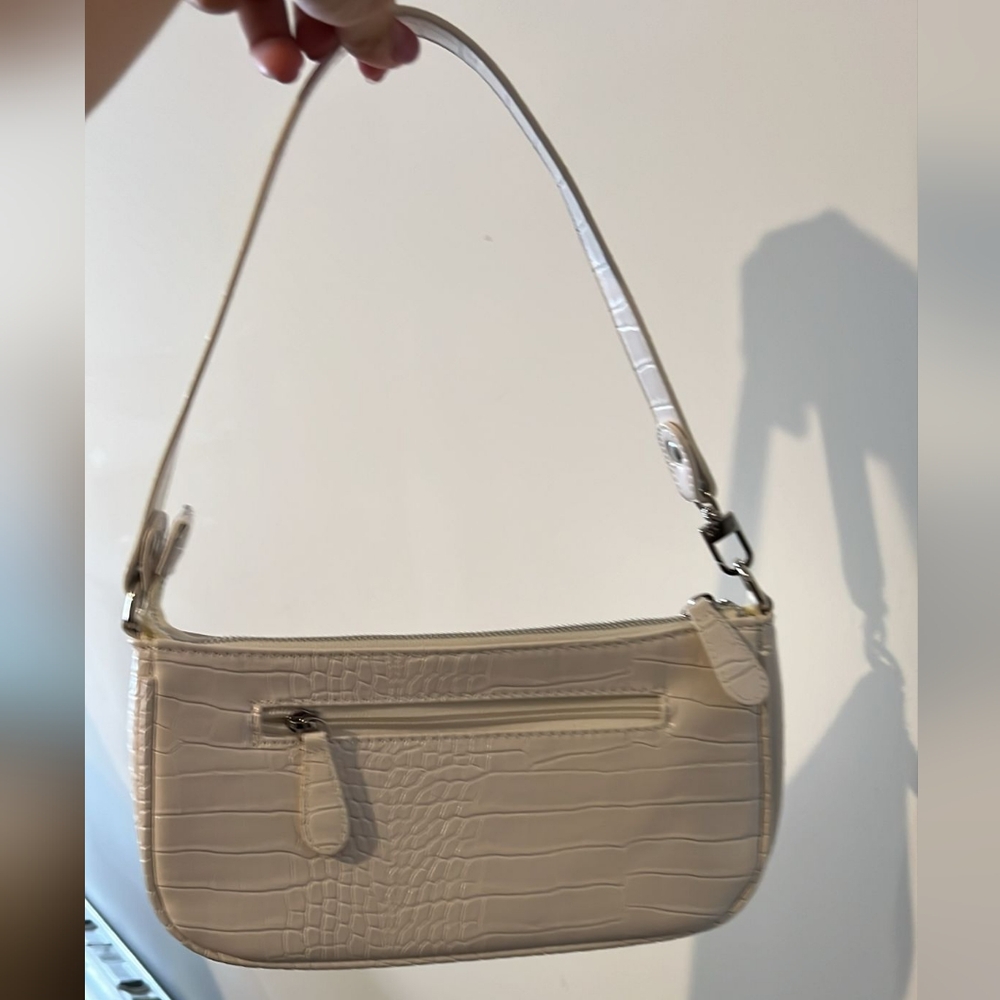 Elegant Cream Crocodile-Embossed Shoulder Bag